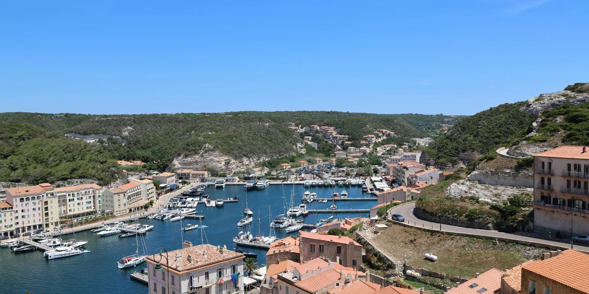 Vue panoramique sur le port de Bonifacio - Stations Classées