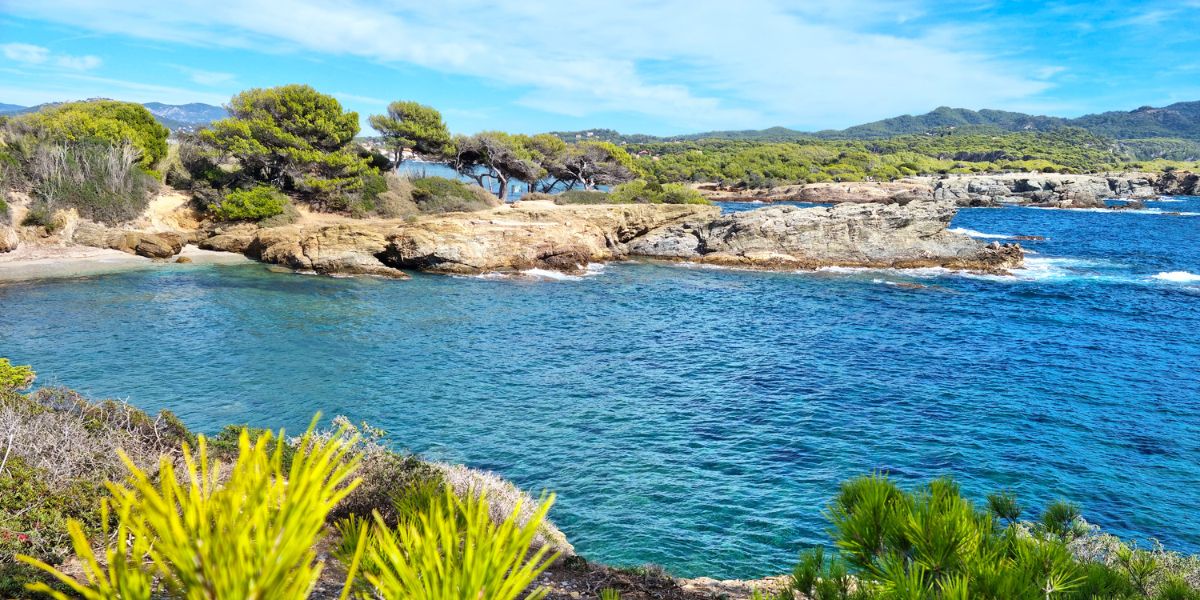 Vue sur l'ile d'Embiez à Sanary-sur-mer - Stations Classées