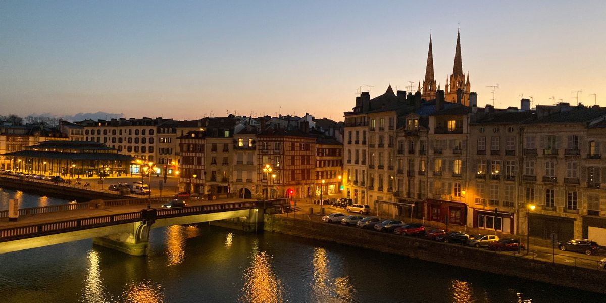 Vue de Bayonne illuminé la nuit - Stations Classées