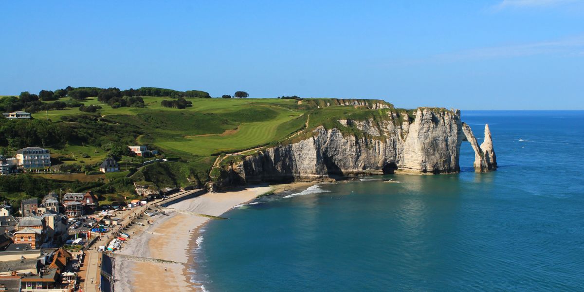 Plage d'Étretat en Normandie - Stations Classées