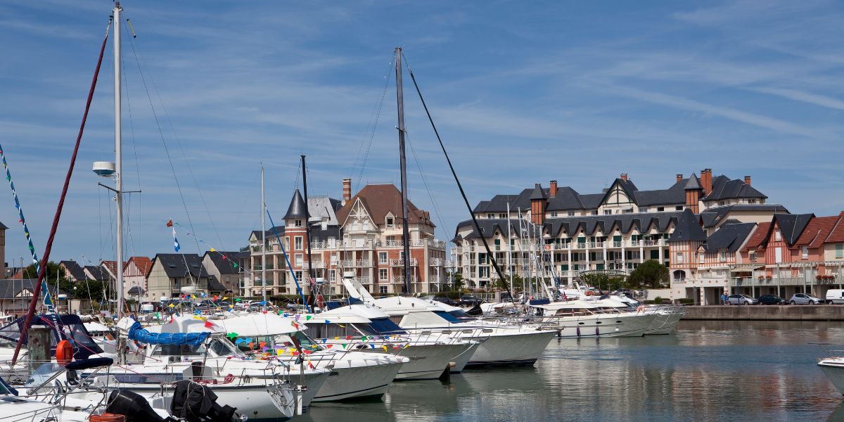 Vue sur le port de Cabourg - Stations Classées 