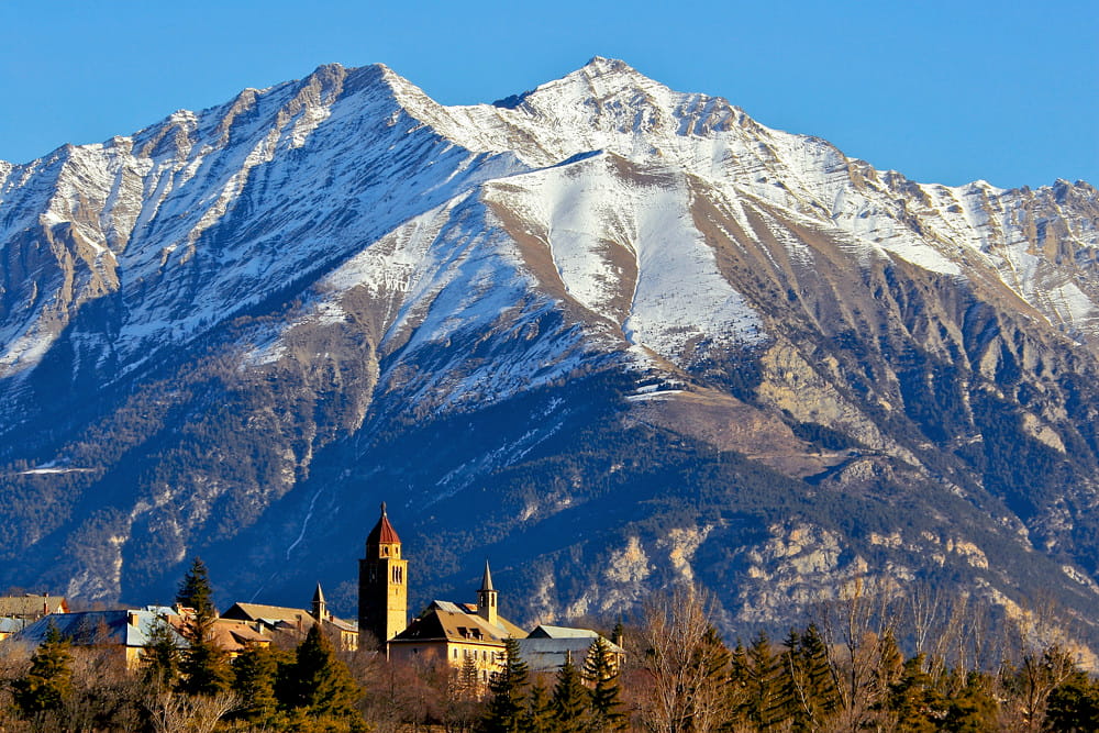 Le village Barcelonnette aux environs de Pra Loup
