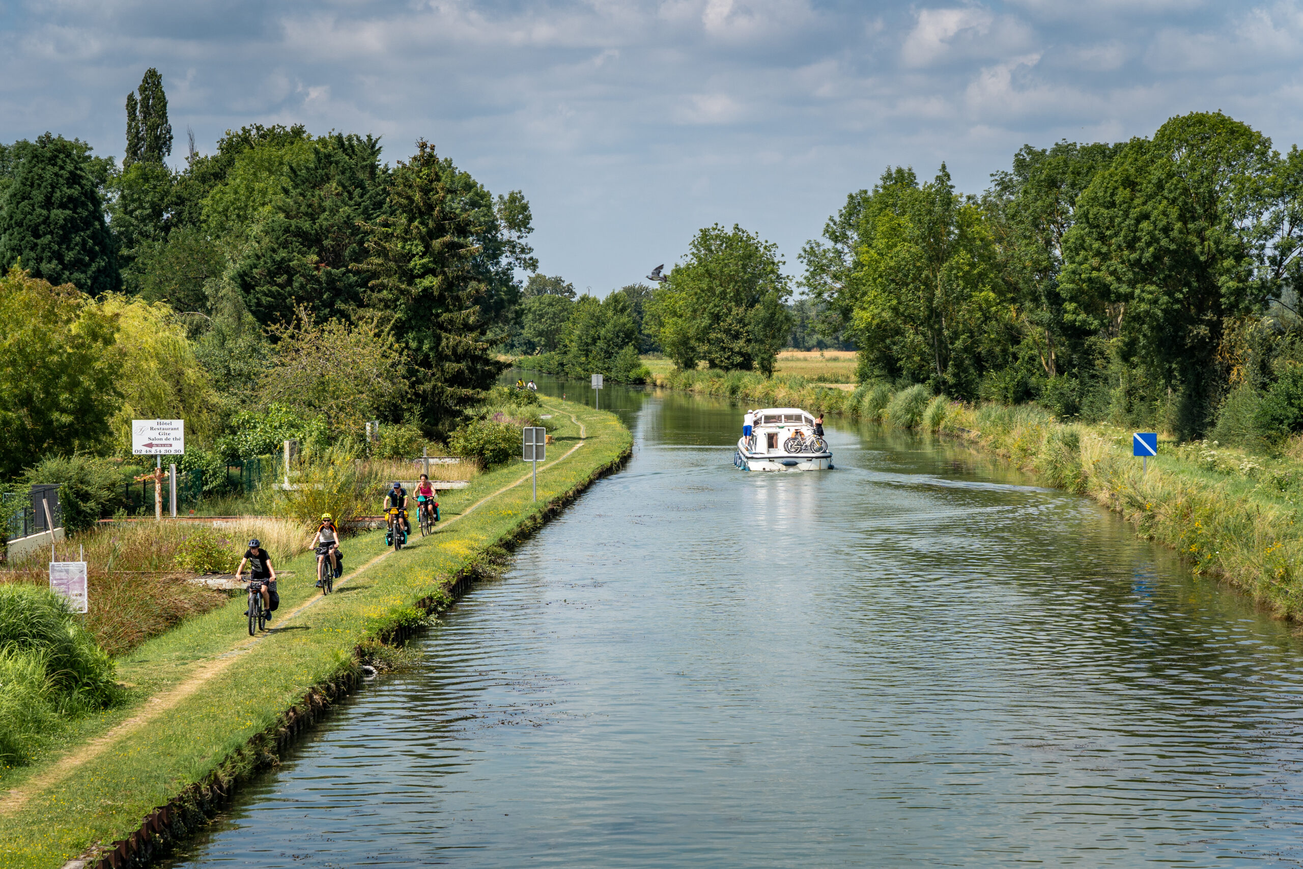 Cyclistes-et-bateau-en-bord-de-canal - Sancerre